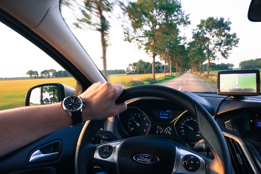 DES DEUTSCHEN LIEBSTES KIND BEIM VERREISEN: DAS AUTO
